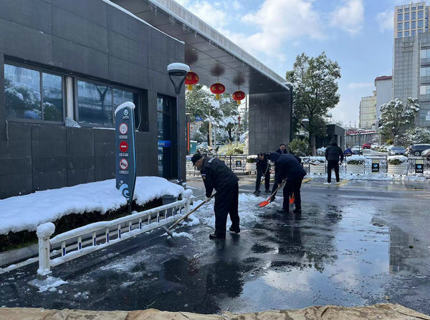 雪落知寒意，行动暖人心
