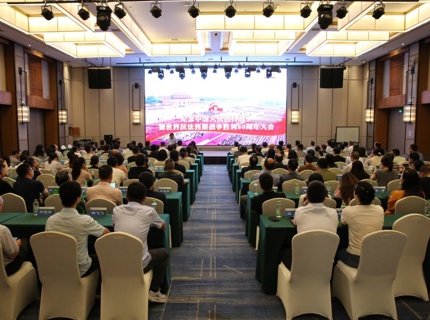 J9集团公司组织整个干部职工集中旁观阅兵典礼